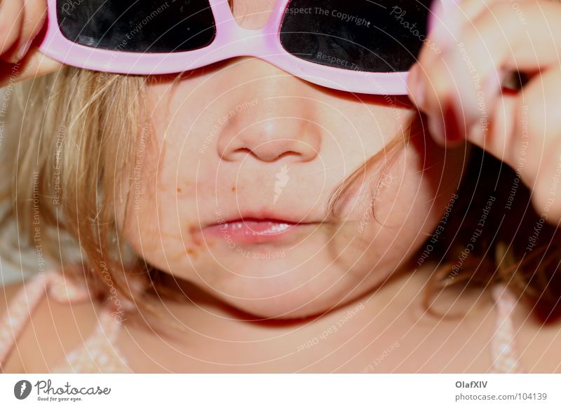 Kind sein Brille rosa Mädchen Spielen Hand Träger schön Geistesabwesend imitieren verkehrt verkleiden verrückt Sonnenbrille Freude Kleinkind Sommer Ernährung