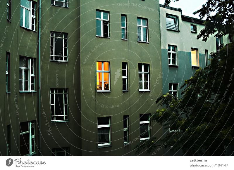 Meeresblick Haus Stadthaus Hinterhof Mieter Vermieter Fenster Etage Fensterfront Abend Dämmerung Abendsonne Licht Erkenntnis Wohnung Altbau Häusliches Leben