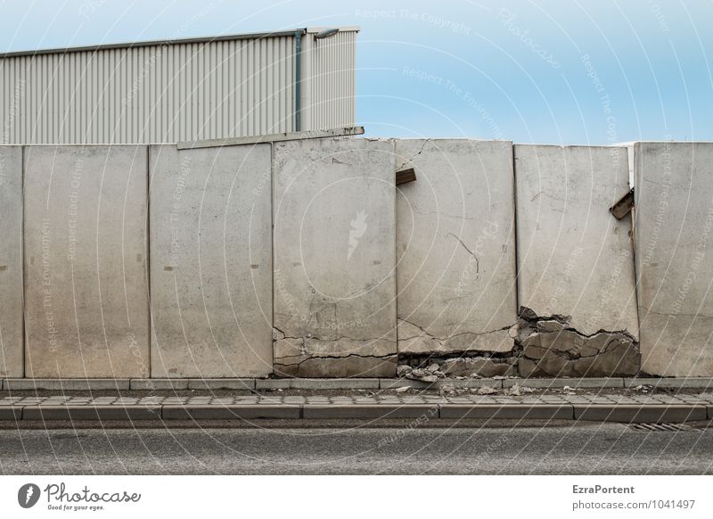 Mauerfall Stil Himmel Stadt Haus Industrieanlage Fabrik Ruine Bauwerk Gebäude Wand Fassade Straße Wege & Pfade Stein Beton Linie kaputt blau grau Kraft