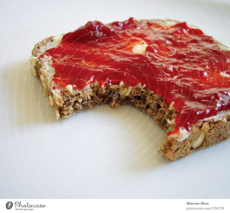 Morgendliche Verführung Frühstück Brot Marmelade Waldfrucht süß selbstgemacht Butter Vollkorn Ernährung lecker genießen Korn aufstehen Sonntag Kühlschrank