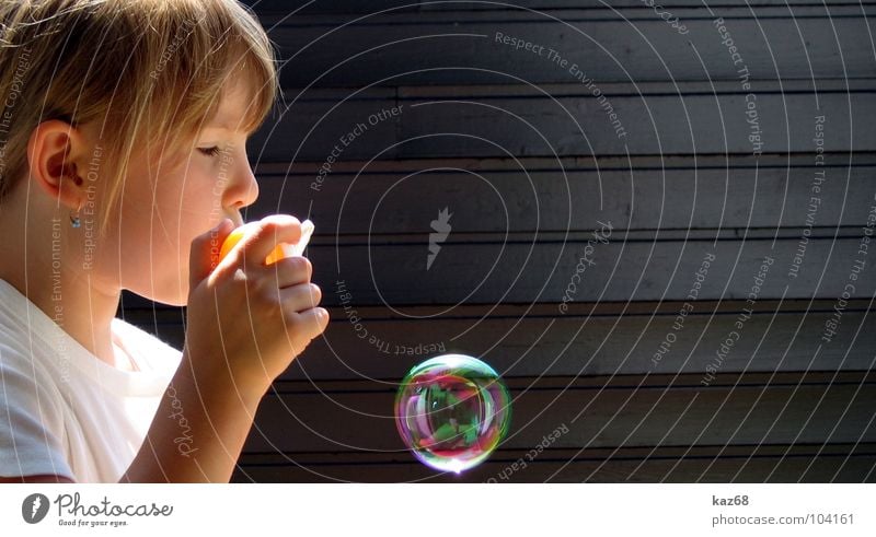 seifenblase II Seifenblase rund blasen Fröhlichkeit Regenbogen Spielzeug mehrfarbig Hintergrundbild Laune Luft schwarz Holz Spielen Aktion Lauge Mädchen blond