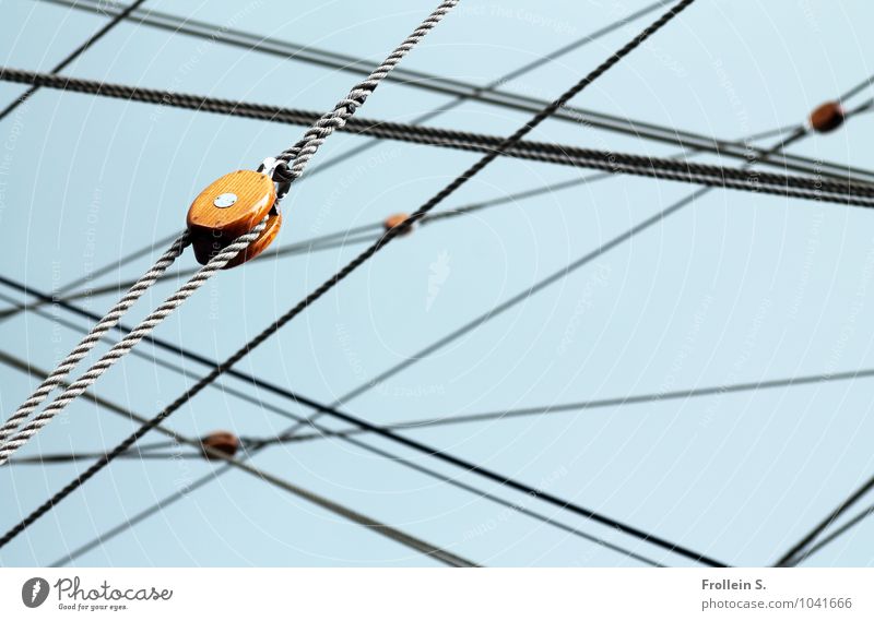 Gewirr Himmel Schifffahrt Segelboot Seil Takelage Seilrolle Linie Netzwerk ästhetisch blau braun grau Farbfoto Außenaufnahme Menschenleer Tag Froschperspektive