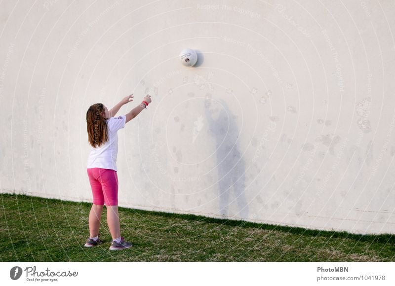 Schattenball Freude Spielen Ballsport Ballwand Kind Mädchen 1 Mensch 8-13 Jahre Kindheit Sport werfen Fröhlichkeit Zufriedenheit gleich Symmetrie Farbfoto