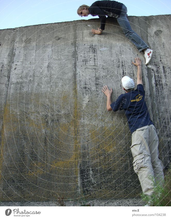 [b/w] gegenwehr Kerl Körperhaltung Mauer Wand Beton Griff Hinterhalt gefährlich Muster Färbung Osten Bauernhof Panik Kriminalität Krimineller Täter schwarz gelb