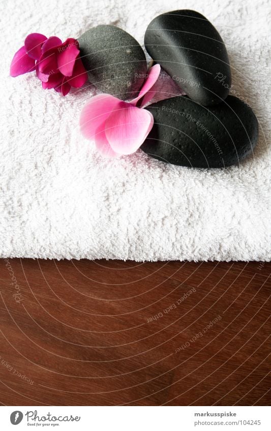 wellness Wellness Erholung Blüte Handtuch Stein Massage Holz Tisch Akazie Fernost schön Spa Vulkan