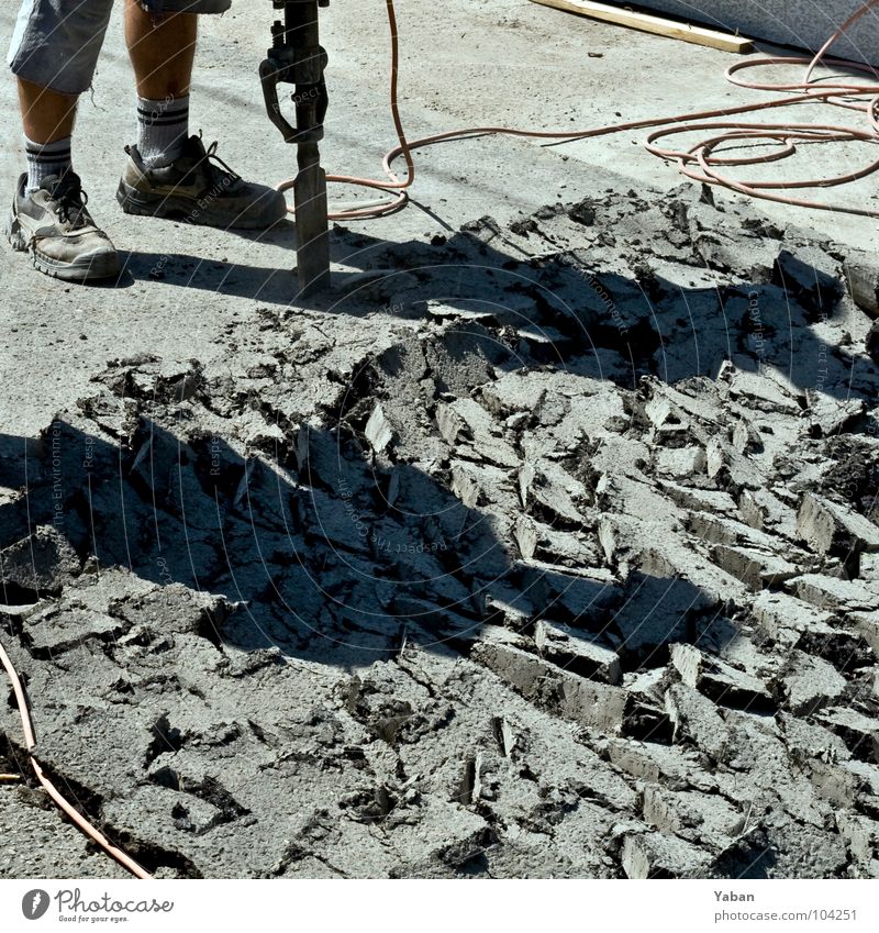 Bob der Baumeister Farbfoto Schatten Sommer Arbeit & Erwerbstätigkeit Handwerker Baustelle Hammer Mensch 1 Wärme Verkehrswege Straße bauen Aggression heiß