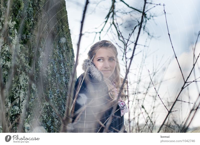 Im Moment Stil Winter Mensch feminin Junge Frau Jugendliche Erwachsene Leben Kopf 1 18-30 Jahre Umwelt Natur Baum Sträucher Baumstamm Zweig Fell Winterjacke