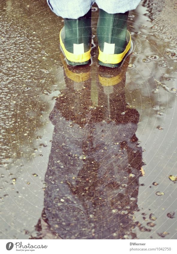 Stiefel Freizeit & Hobby Ausflug Abenteuer Camping Kind Fuß 1 Mensch 1-3 Jahre Kleinkind Wasser Wetter schlechtes Wetter Regen Gummistiefel stehen dreckig nass