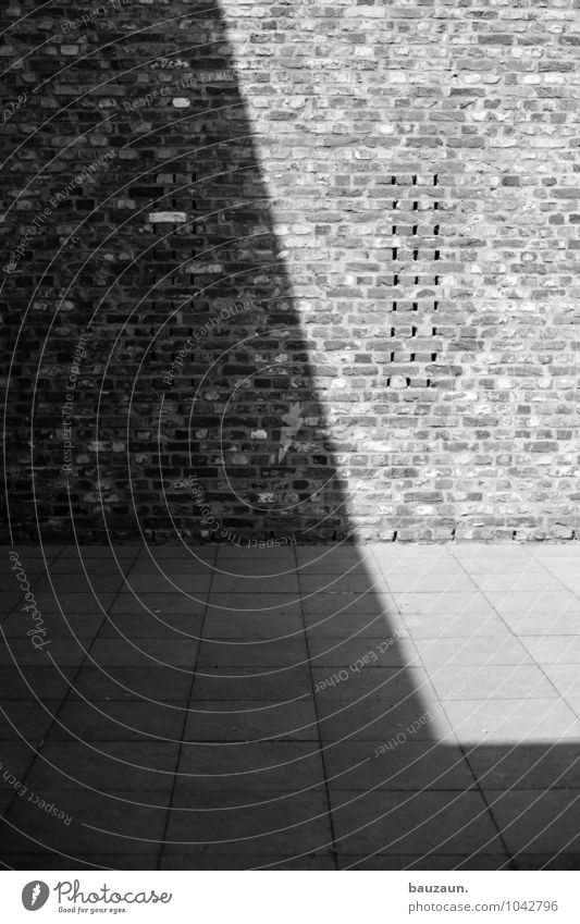 quadrat im quadrat. Sonne Bauwerk Gebäude Architektur Mauer Wand Fassade Terrasse Stein Beton Linie Streifen bauen eckig Schwarzweißfoto Außenaufnahme