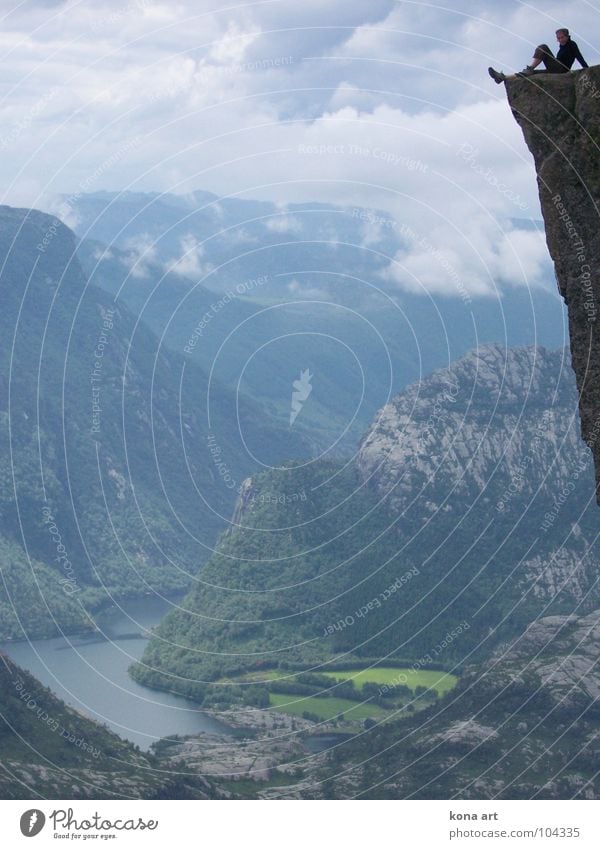 abgründig. entspannt. wandern Ferien & Urlaub & Reisen Klippe Am Rand springen genießen Erholung Ferne Aussicht steil vertikal Wolken Berge u. Gebirge