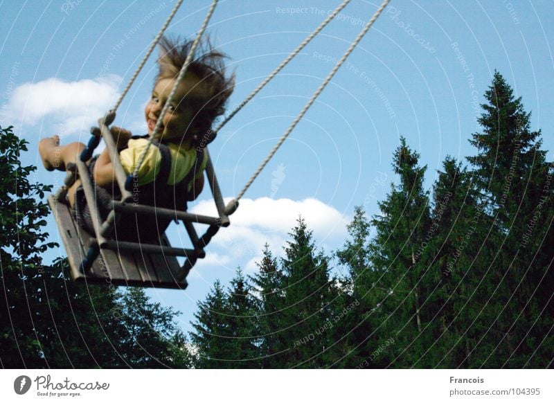 auf der Schaukel 1 Kind Mädchen hoch Kleinkind Himmel Haare & Frisuren