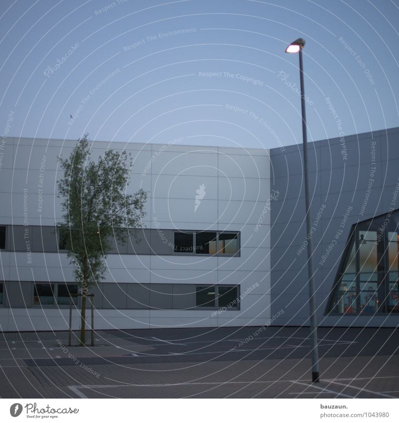 rechts. Himmel Pflanze Baum Stadt Hafenstadt Haus Industrieanlage Platz Bauwerk Gebäude Architektur Mauer Wand Fassade Fenster Verkehr Verkehrswege Autofahren