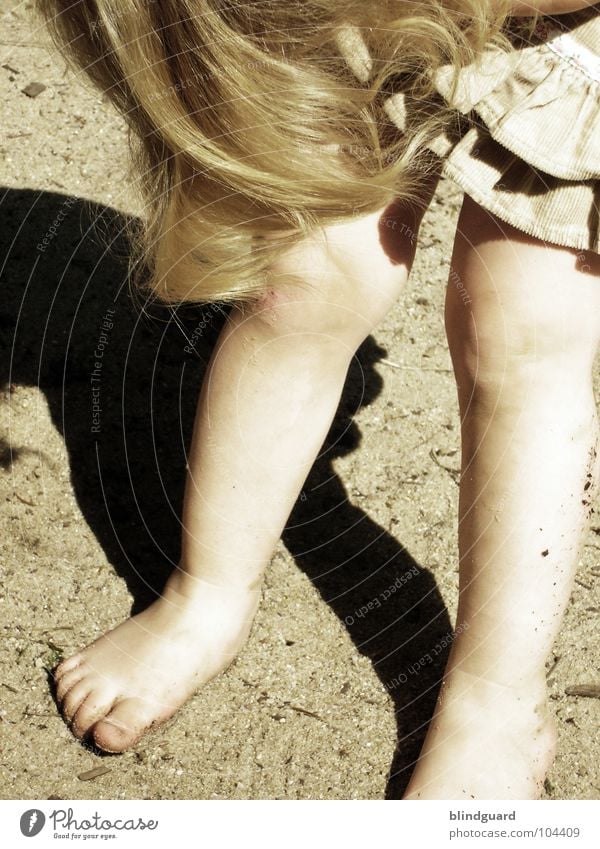 hmmm ... Kind Kleid retro klein Kleinkind Mädchen Spielplatz Spielen Knie Zehen süß Barfuß sophie Haare & Frisuren Beine Fuß Sepia alt child Sand little leg