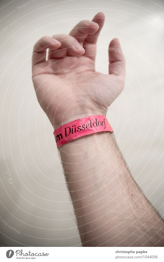 Armband mit Aufschrift "Düsseldorf" Hand Arme maskulin Accessoire Schmuck Lokalpatriotismus Schriftzeichen Puls Geschenkband tragen heimatverbunden Heimat Fan