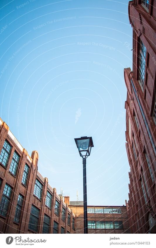 retro | 1918 elegant Stil Himmel Wolkenloser Himmel Stadtzentrum Skyline Haus Industrieanlage Fabrik Mauer Wand Fassade Stein sportlich standhaft ästhetisch