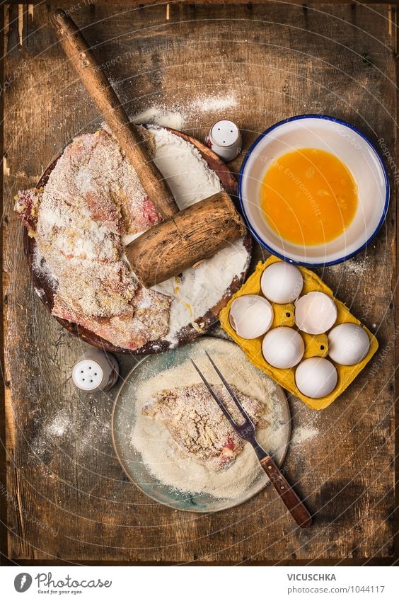 Schnitzel machen auf rustikalem Holztisch Lebensmittel Fleisch Ernährung Mittagessen Festessen Bioprodukte Diät Teller Schalen & Schüsseln Gabel Stil Design