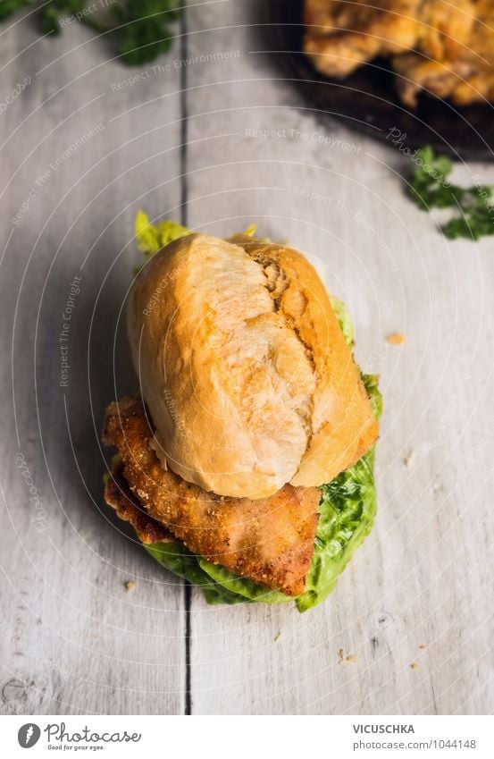 Brötchen mit Schnitzel und Salat Lebensmittel Fleisch Salatbeilage Brot Ernährung Mittagessen Diät Fastfood Stil Design Gesunde Ernährung Küche Salatblatt