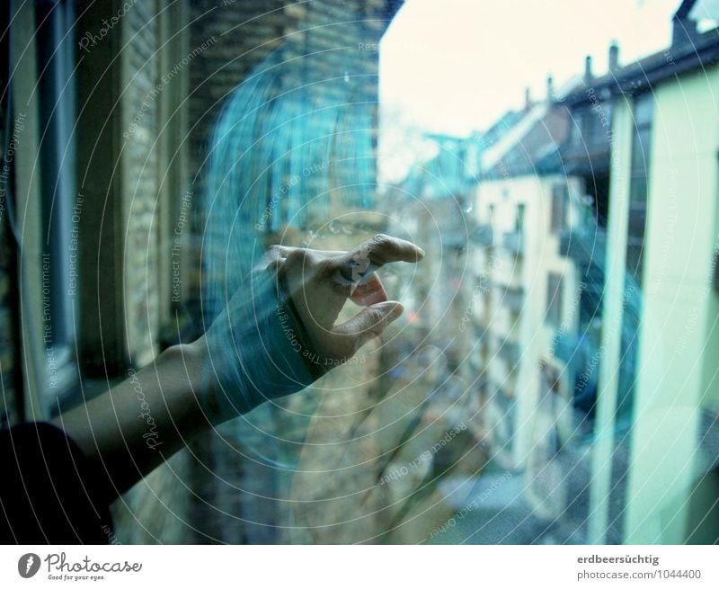 Longing... feminin Frau Erwachsene Leben Haare & Frisuren Auge Hand Stadt Haus Mauer Wand Fenster Perücke Pony Glas Blick träumen Traurigkeit Ferne kalt blau