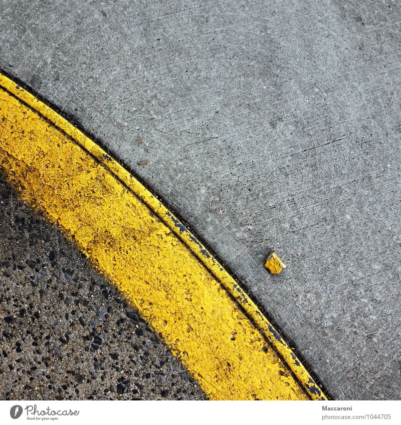 Na wo kommst du denn her? Menschenleer Verkehr Verkehrswege Autofahren Straße Kreativität Straßenbelag Straßenkunst Straßenrand parken PKW gelb Asphalt