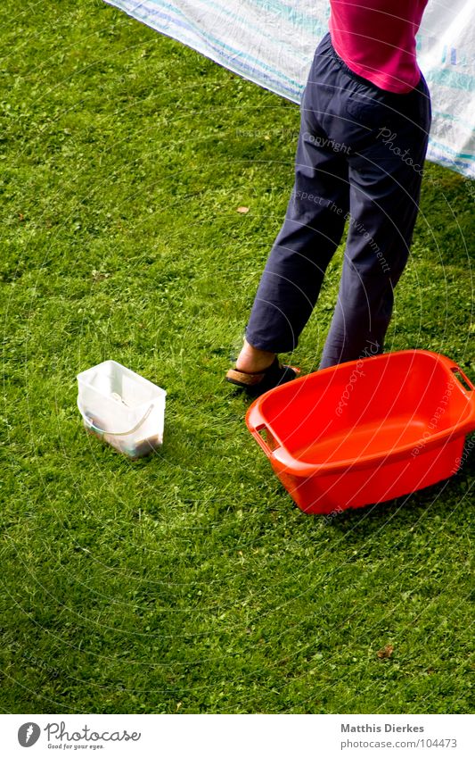 ALLTAG II Wäsche gewaschen Gartenarbeit Haus Wiese Bettwäsche Hausfrau Frau aufhängen Sommer ökologisch Wäschetrockner Bekleidung anstrengen Trainingshose Hose