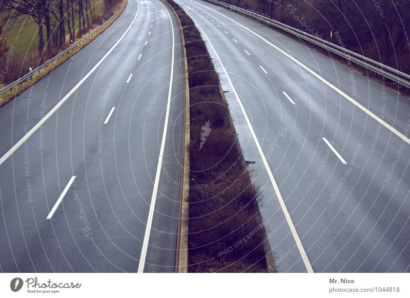 freeway Ferien & Urlaub & Reisen Ausflug Freiheit Umwelt Verkehr Verkehrswege Straßenverkehr Autofahren Wege & Pfade Autobahn Einsamkeit Mittelstreifen