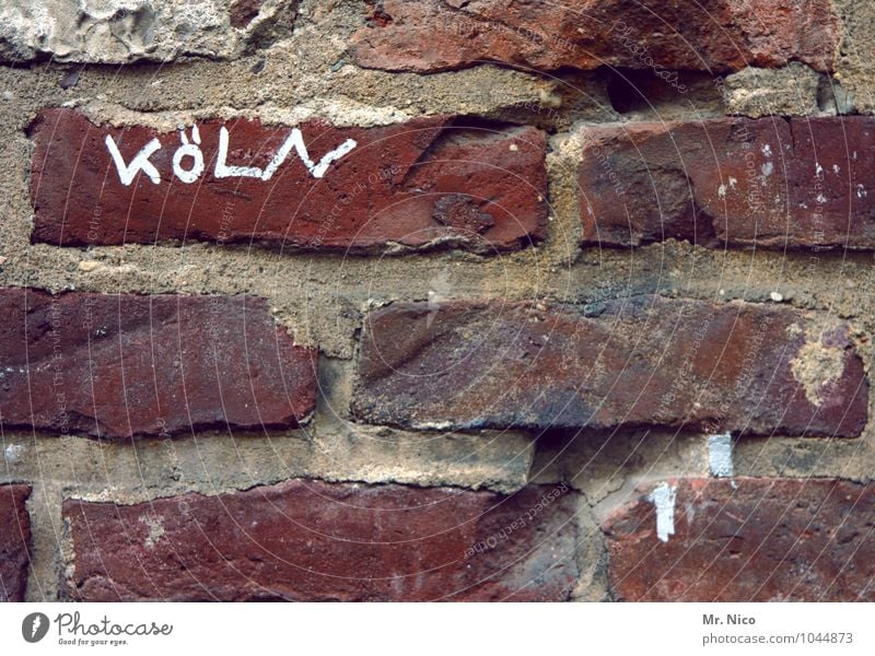 Hüttengaudi | Stadthütte Mauer Wand rot Altstadt Haus Bauwerk Stein Schriftzeichen Köln Stadtmauer Fuge Backsteinwand alt verwittert dreckig grau Mörtel Altbau