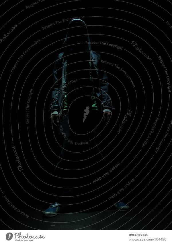 the dark side of the budi.st dunkel Low Key Hiphop Breitbeinig Turnschuh Club schwarz Angst Panik Macht Kapuze licht von oben Tod