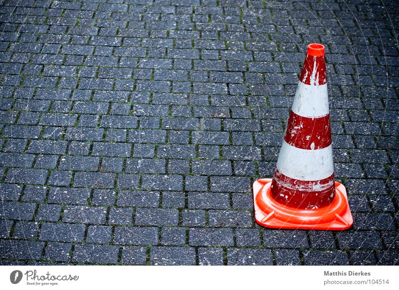 PILONE Baustelle Bauarbeiter Arbeit & Erwerbstätigkeit Straßenbau Stadtwerke schließen Barriere Streik gefährlich Bagger Hinweisschild Warnhinweis Verbote