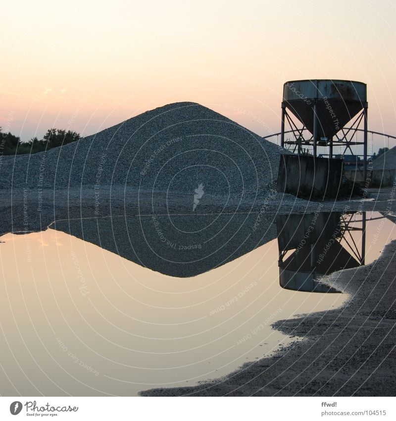 Baggersee II Dämmerung Licht Kies Haufen Kiesbett Kiesgrube Pfütze See Reflexion & Spiegelung Symmetrie Industrie Wasser