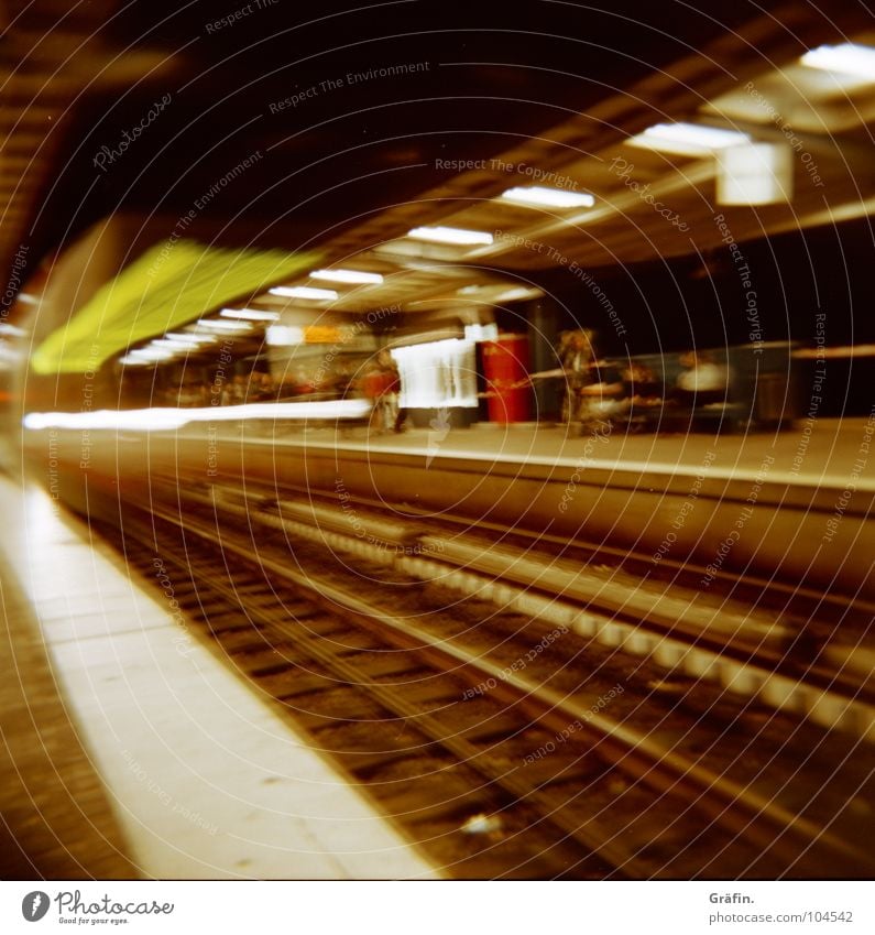 Vorbeigezischt U-Bahn Hochbahn Schnellzug Nacht Mitternacht Einfahrt fahren Eisenbahn Langzeitbelichtung Bahnsteig Ankunft kommen Gleise Licht Fußgänger Fahrer