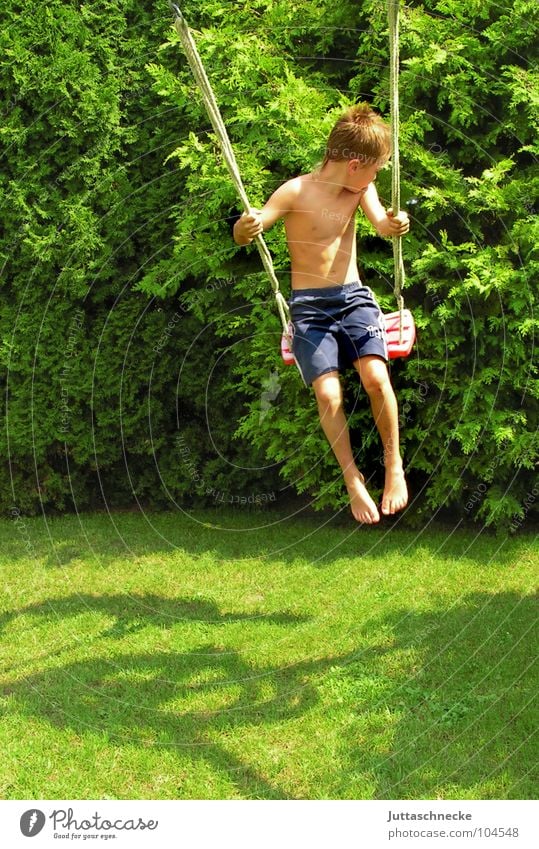 Ich fliege Schaukel Kind Junge Spielen Wippe Lebensfreude Fröhlichkeit Spielzeug Freude Sommer Junge Jungen fliegen Glück Freiheit frei Garten ja Juttaschnecke