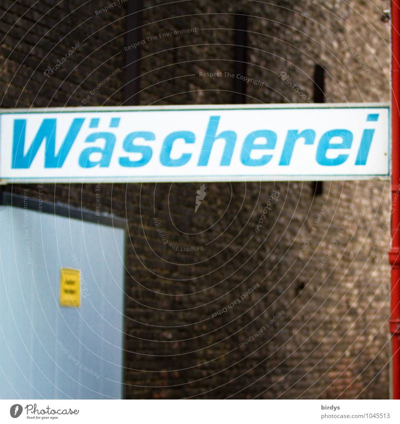 Wäscherei, großes Hinweisschild über der Einfahrt Dienstleistungsgewerbe Mauer Wand Tor Schriftzeichen Schilder & Markierungen außergewöhnlich Originalität