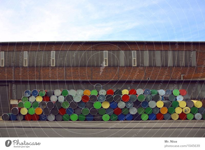 stapellei Umwelt Himmel Fabrik Gebäude Architektur Mauer Wand Fenster blau mehrfarbig gelb grau grün orange rot schwarz Stapel Fass Lagerhalle Lagerhaus Straße