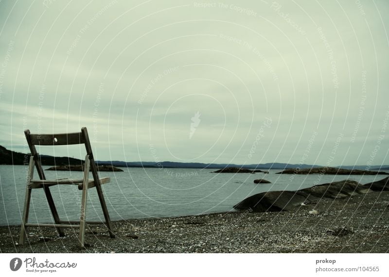 Walhalla II Meer Strand Wolken grau Horizont Holz Strandgut kalt Norwegen Einsamkeit ruhig Erholung erholsam Denken einladen Einladung Küste Frieden