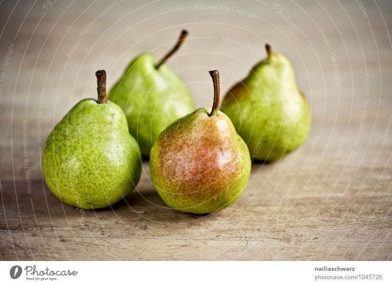 Frische Birnen Lebensmittel Frucht Bioprodukte Vegetarische Ernährung Diät Fasten Holz Duft authentisch einfach frisch Gesundheit klein lecker natürlich rund