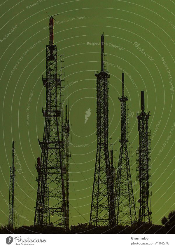 Auf Sendung grün Antenne Sender Fernsehen Überwachung Innenminister dunkel trist Radio Strommast