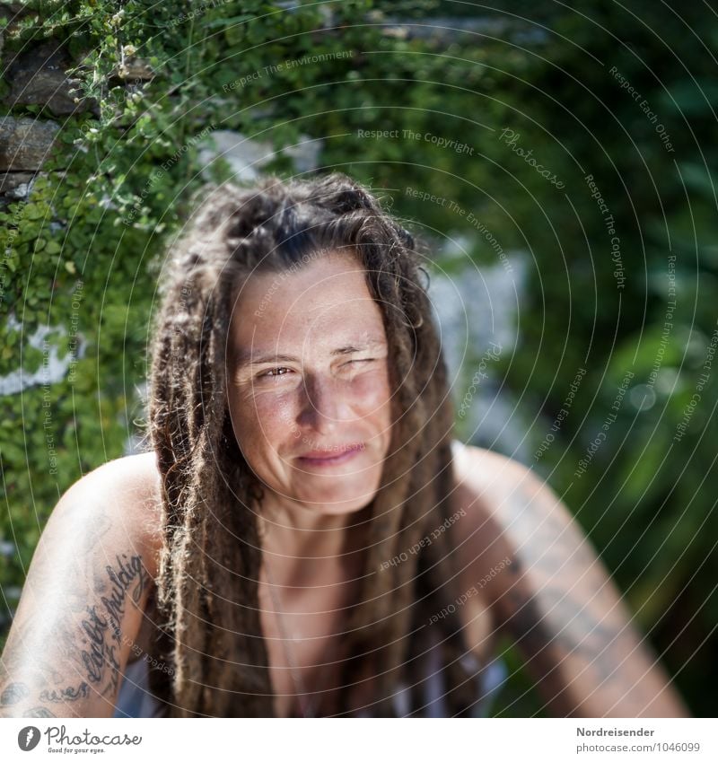 Junge Frau mit Dreadlocks lächelt in die Kamera Lifestyle Leben Mensch feminin Jugendliche Erwachsene 1 30-45 Jahre Garten T-Shirt Accessoire Tattoo