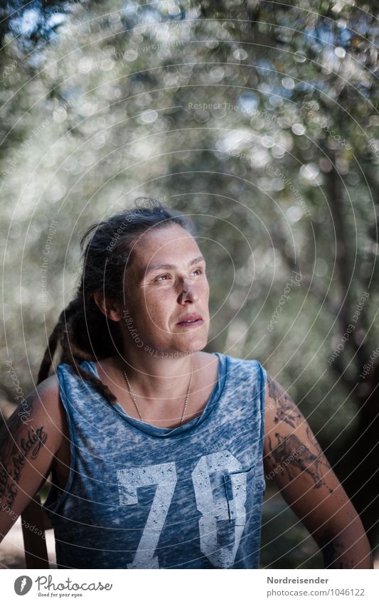 Junge Frau mit Dreadlocks und selbstbewusstem Blick Lifestyle Sinnesorgane Mensch feminin Jugendliche Erwachsene 1 30-45 Jahre Garten Mode T-Shirt Tattoo