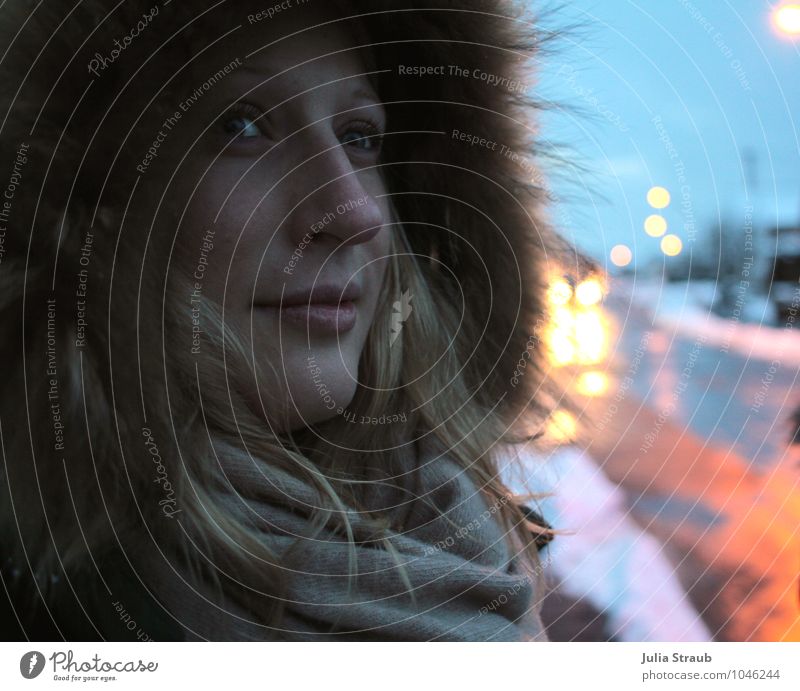 im abendlicht feminin Frau Erwachsene Kopf 1 Mensch 30-45 Jahre Fell Schal Mütze blond Blick Coolness blau braun orange selbstbewußt elegant Farbfoto Abend