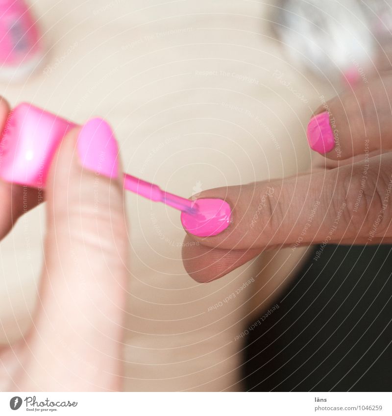 heute rosa schön Maniküre Nagellack feminin Junge Frau Jugendliche Leben Hand Finger 1 Mensch Coolness eitel anstrengen Freude Leidenschaft Wandel & Veränderung