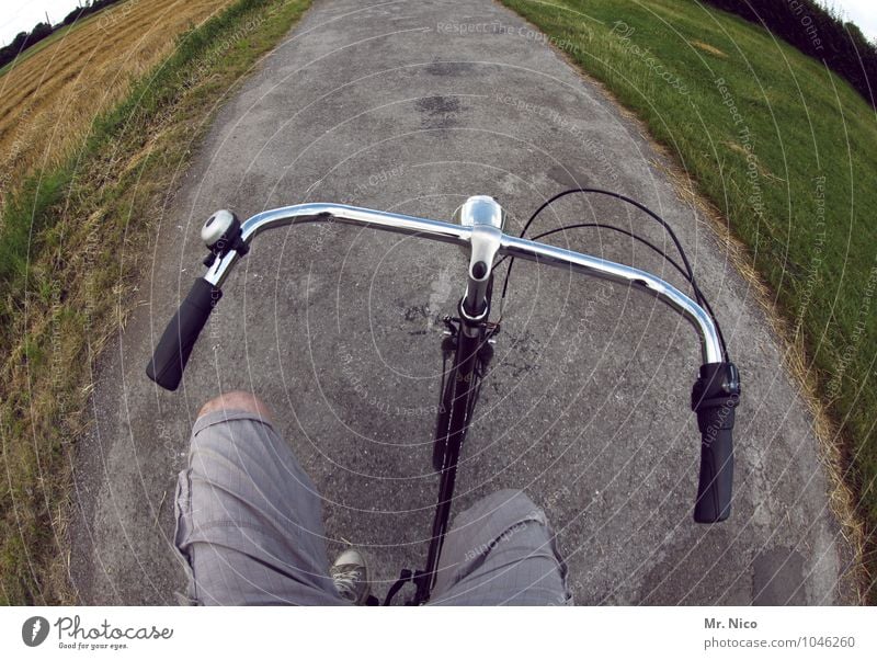 no risk no fun Lifestyle Freizeit & Hobby Ausflug Fahrradfahren maskulin Beine Umwelt Natur Landschaft Feld Straße Wege & Pfade Übermut Konzentration Freude