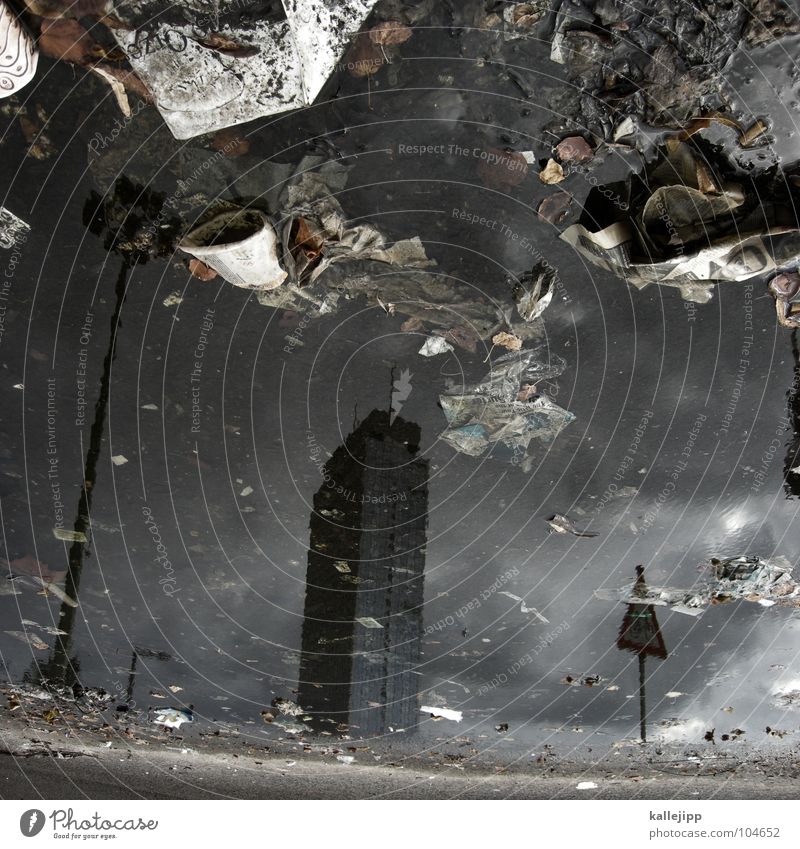 frau schröder (Teil 3) (danke jealous sky) Pfütze Alexanderplatz Hochhaus Müll Umwelt Beton aufräumen Umweltverschmutzung Stadt Müllhalde Laterne Baustelle