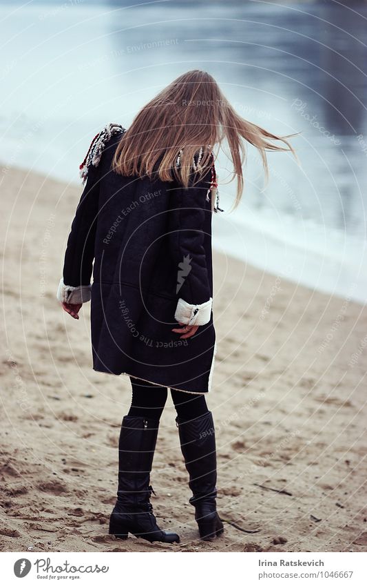 kalt Frau Erwachsene Haare & Frisuren 1 Mensch 18-30 Jahre Jugendliche Landschaft Winter Flussufer Mode Pelzmantel brünett schön Stimmung Porträt Farbfoto