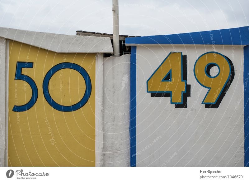 Nachbarn Ferien & Urlaub & Reisen Sommerurlaub Strand Hütte Mauer Wand Ziffern & Zahlen maritim Sauberkeit blau gelb weiß Strandhaus Strandanlage Badehaus