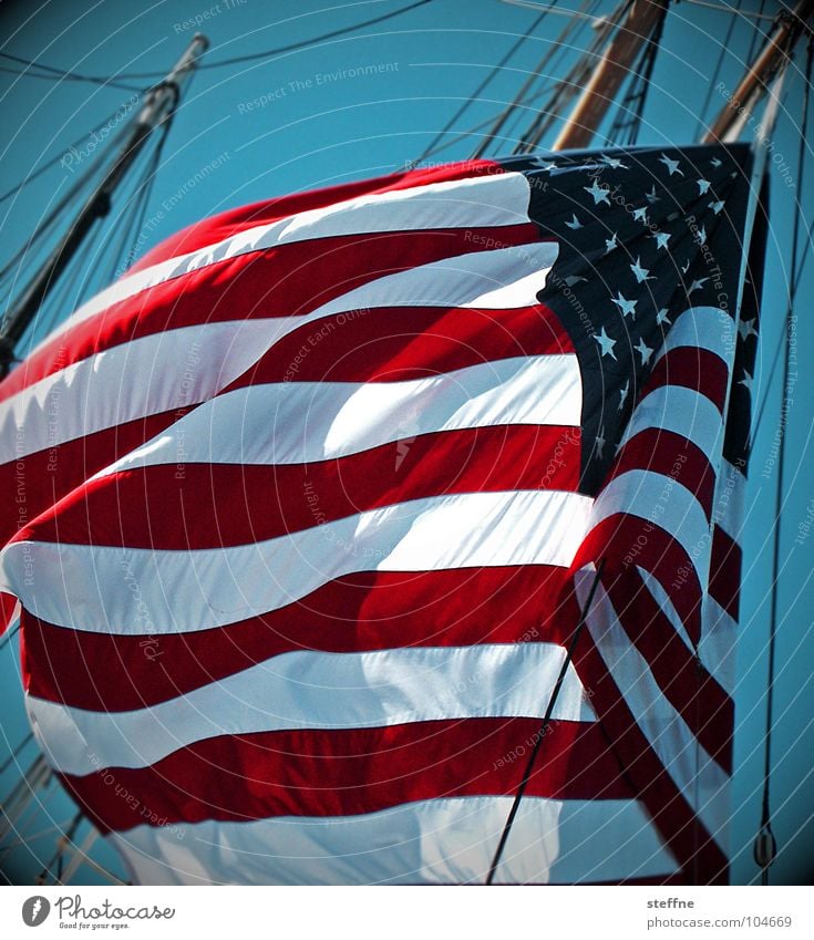 uneingeschränkte solidarität [Flag] Fahne USA Amerika Wasserfahrzeug weiß rot schwarz Freiheit Streifen Meer Symbole & Metaphern Nationalflagge Weltmacht Krieg