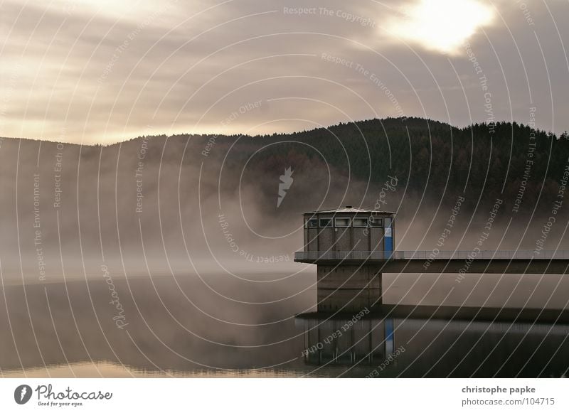 Wasserturm an einer Talsperre Stausee ruhig Natur Landschaft Wolken Herbst Berge u. Gebirge Brücke schlechtes Wetter Nebel Baum Wald Hügel See Beton frisch nass