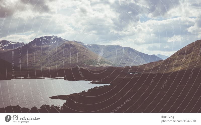 Licht und Schatten. Umwelt Natur Landschaft Himmel Wolken Sonnenlicht Sommer Schönes Wetter Wiese Feld Wald Hügel Felsen Berge u. Gebirge See Loch Affric frei