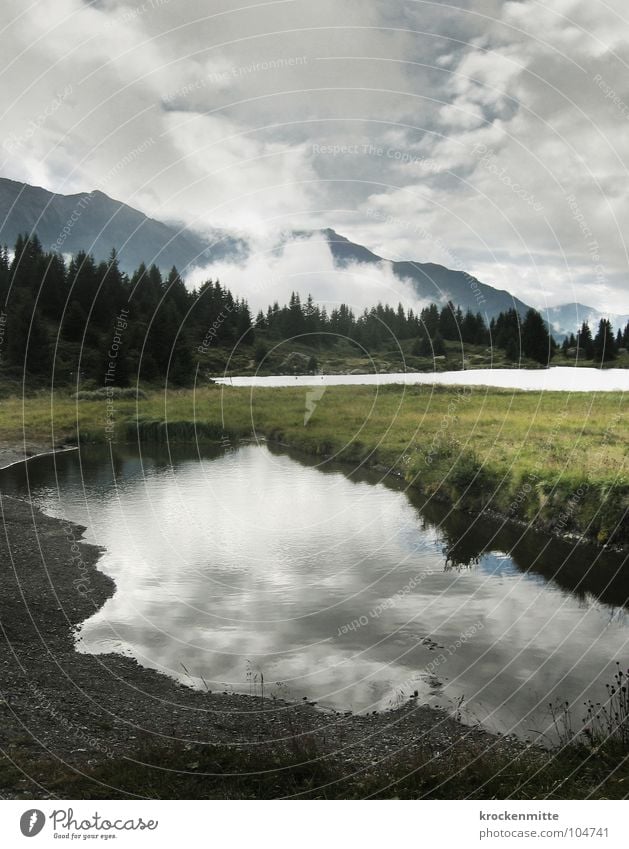 Kraftort II See Wolken Reflexion & Spiegelung Alp Flix Kanton Graubünden Schweiz Wald Tanne Nebel Gebirgssee Tourismus ruhig Unwetter Wetter schlechtes Wetter