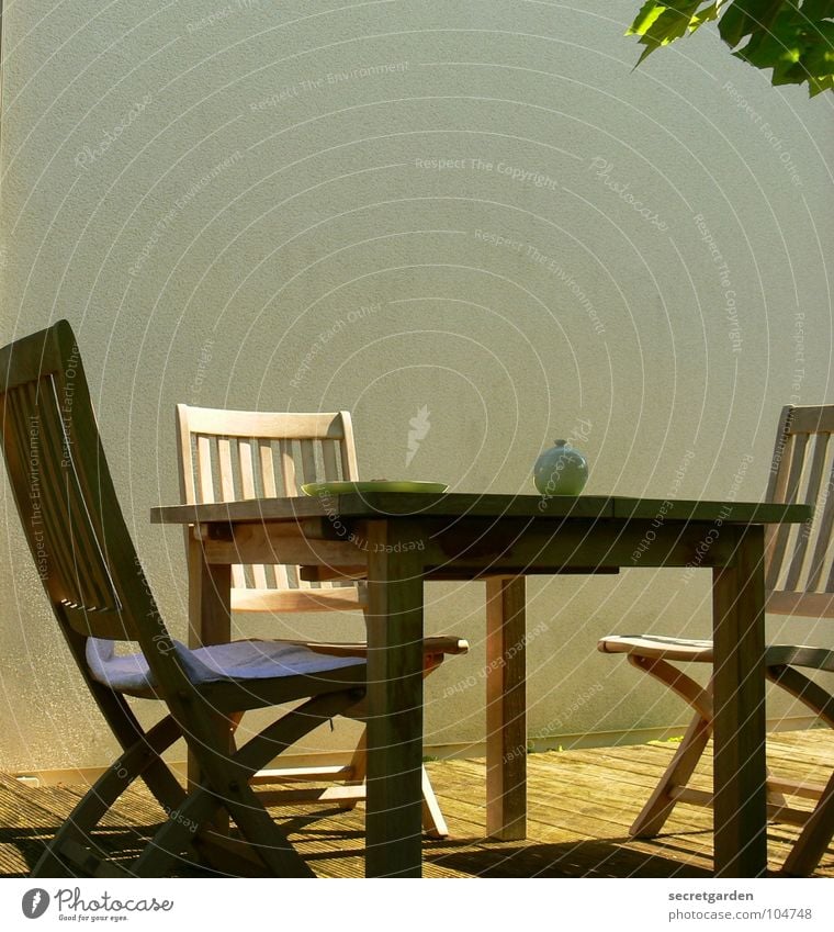 my secret garden. Sonnenuntergang Stuhl Holz Abend Tisch Blatt Baum Teller Handtuch Müdigkeit Physik Wand weiß grün Haushalt Ferien & Urlaub & Reisen Balkon