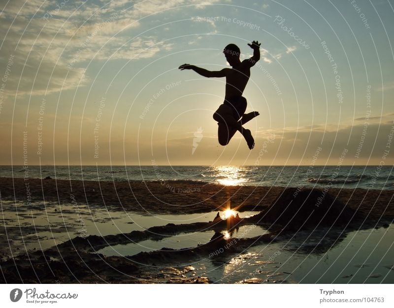 Beachjumping Meer Strand Aktion Sonnenuntergang Außenaufnahme Sommer Abheben Lebensfreude springen abgehoben Ferien & Urlaub & Reisen Freizeit & Hobby frei See